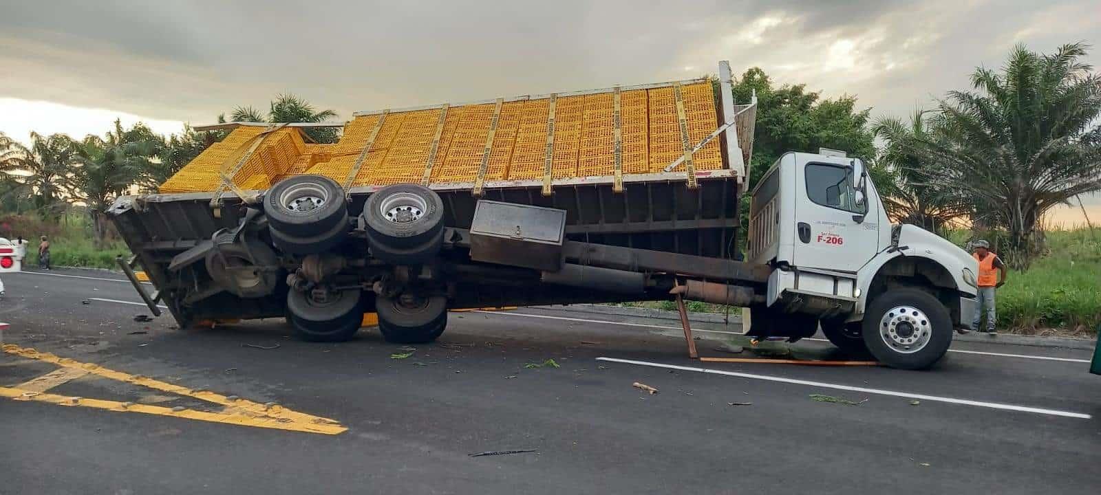 Tráiler casi se vuelca por exceso de peso en el tramo carretero Chichicaxtle-Cardel