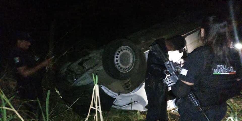 Vuelca camioneta de paquetería en Veracruz; venía de San Andrés Tuxtla