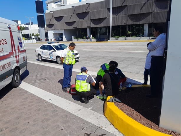 Choca motociclista contra camioneta frente a un hotel en Boca del Río