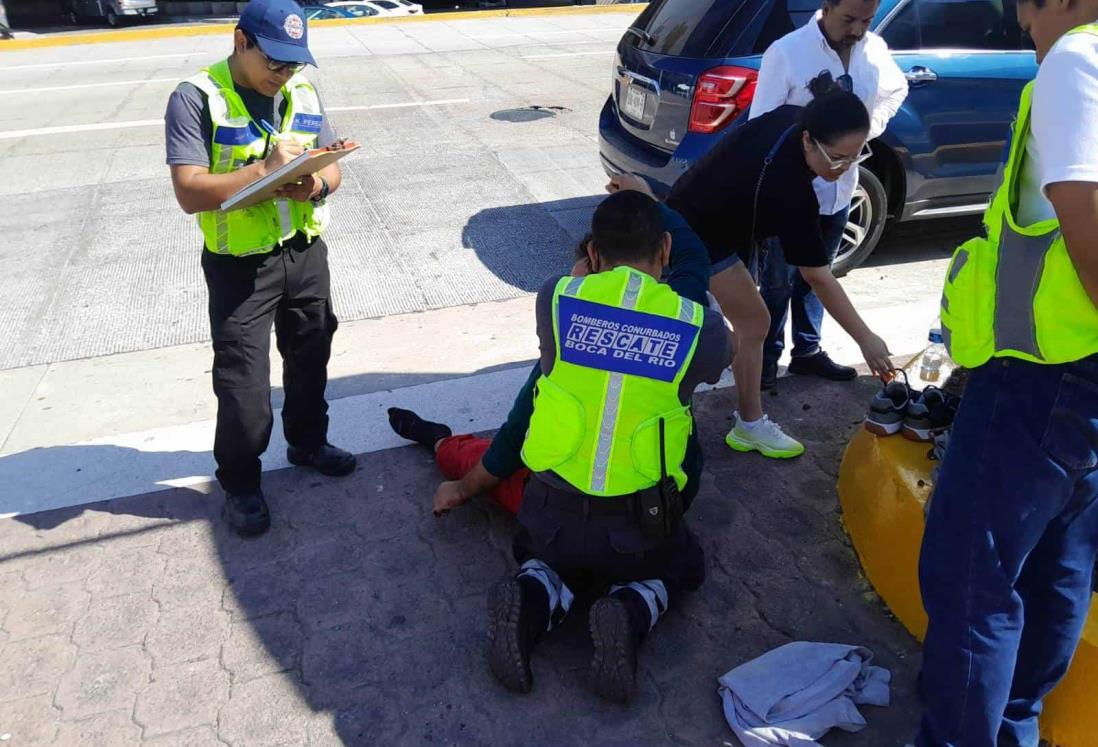Choca motociclista contra camioneta frente a un hotel en Boca del Río
