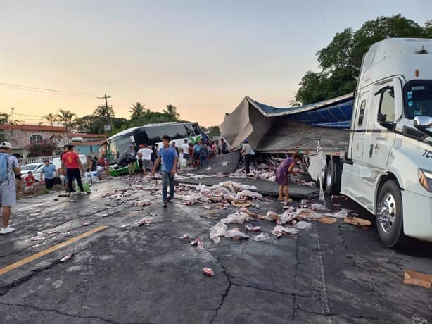 Tráiler cargado de cervezas choca contra autobús de pasajeros en Tierra Blanca
