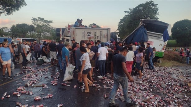 Tráiler cargado de cervezas choca contra autobús de pasajeros en Tierra Blanca