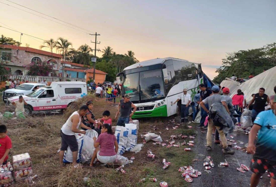 Tráiler cargado de cervezas choca contra autobús de pasajeros en Tierra Blanca