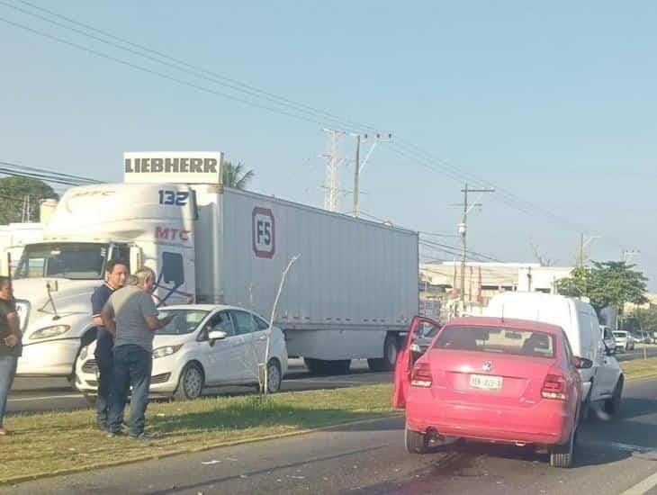 Dos vehículos chocan por alcance en Veracruz