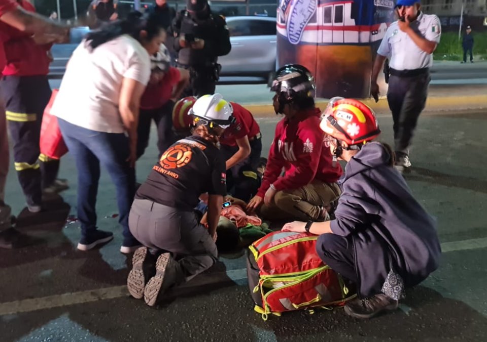 En Monterrey hombre se lanza de puente con un niño de 5 años