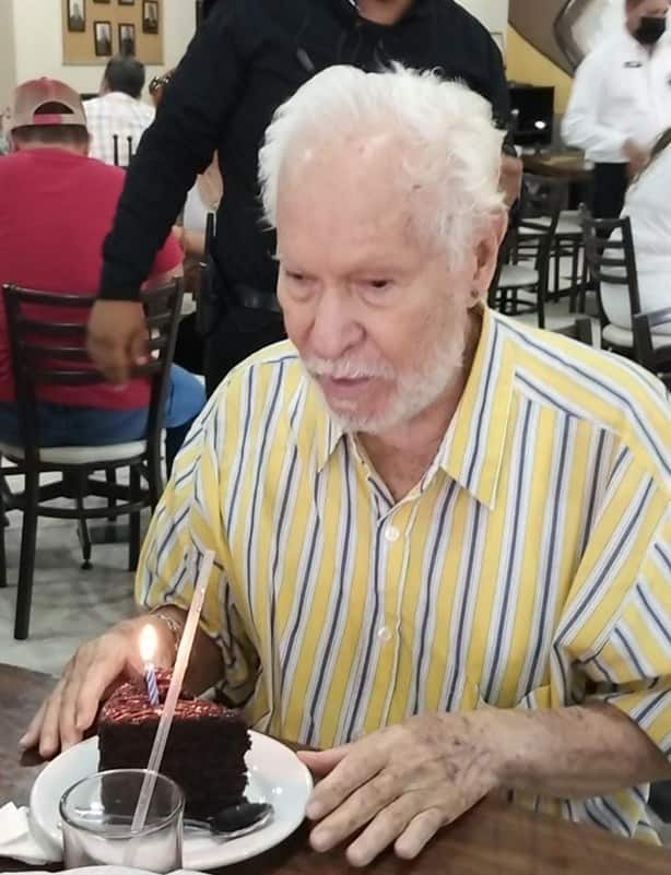 Antonio U. Bayona fue festejado por su cumpleaños