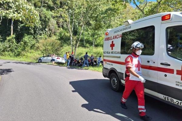 Motociclista termina en predio baldío luego de chocar en carretera de Córdoba