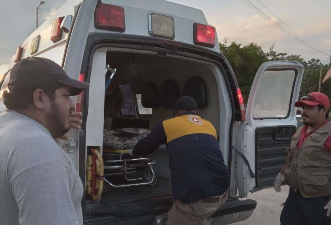 Grave joven motociclista en Tierra Blanca; se estrelló contra la columna de una casa