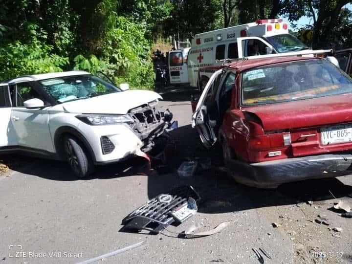 Invade carril y choca contra camioneta en tramo carretero Misantla-Xalapa; hay seis lesionados