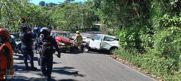 Invade carril y choca contra camioneta en tramo carretero Misantla-Xalapa; hay seis lesionados