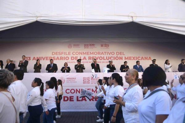 Desfile conmemorativo de la Revolución, entre protestas contra Gobierno de Veracruz