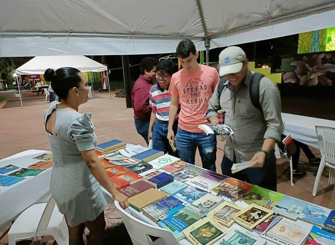 Decenas de familias asisten a Feria Internacional del Libro