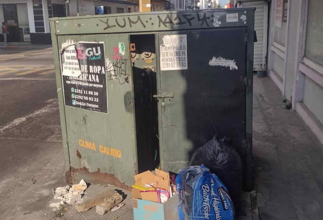 En centro de Veracruz abren puertas de un transformador y le dejan basura