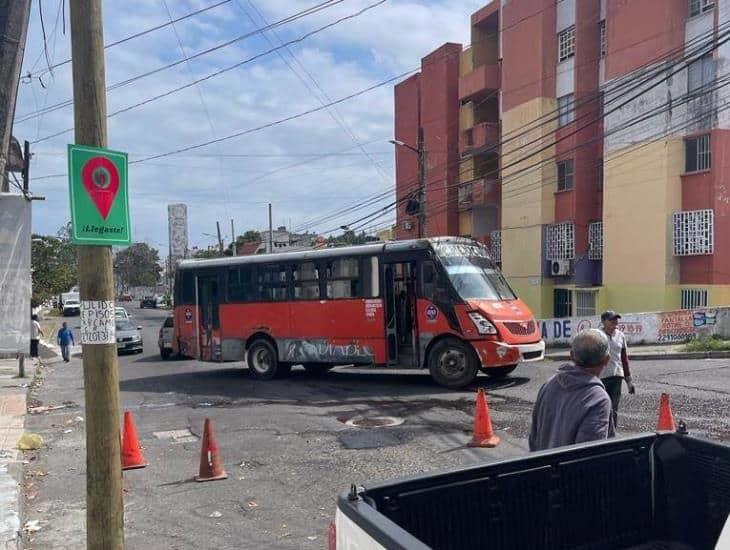 Realizan bacheo en avenida Lázaro Cárdenas, en Boca del Río