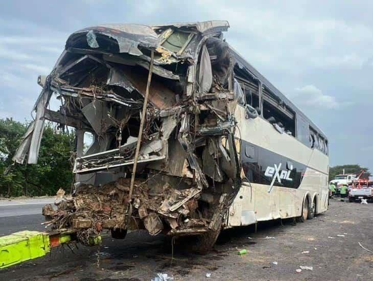 Accidente en Veracruz deja 12 muertos y más de 50 heridos