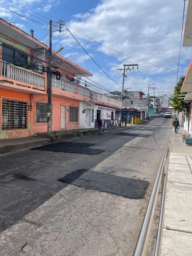 Realizan bacheo en avenida Lázaro Cárdenas, en Boca del Río