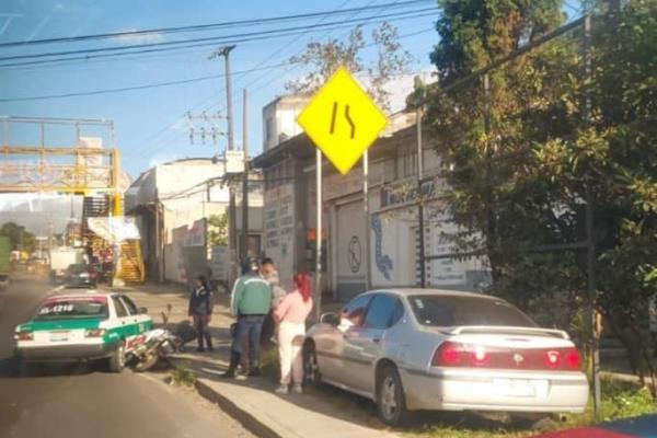 Motociclista choca contra taxi en Banderilla