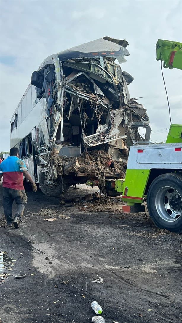 Accidente en Veracruz deja 12 muertos y más de 50 heridos