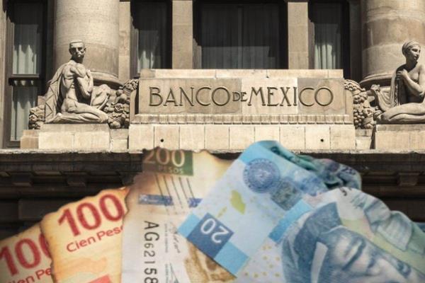 Así puedes reportar a un banco si no quiere cambiar tus monedas y billetes