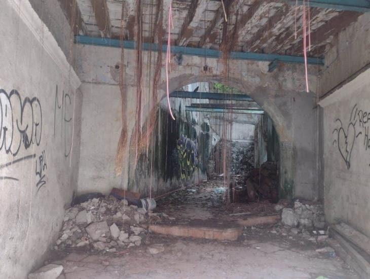 Dejan al descubierto inmueble abandonado en centro de Veracruz