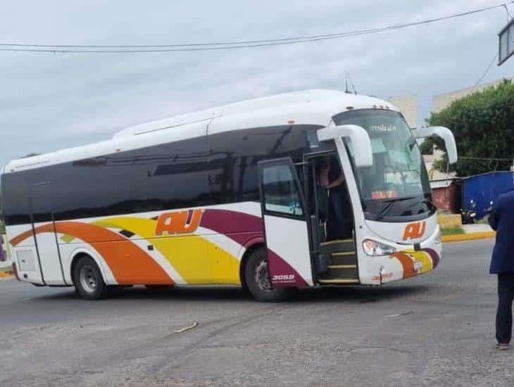 Taxi se impacta contra autobús de pasajeros en Cardel