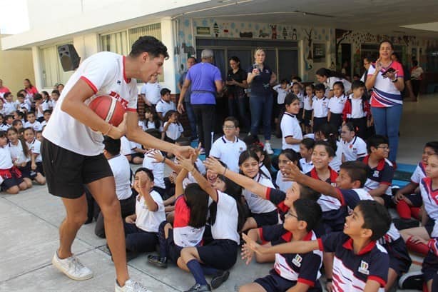 Halcones Rojos tuvieron gran programa con alumnos