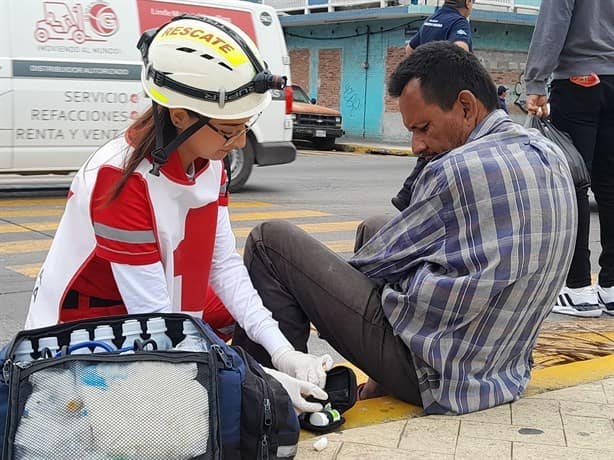 Taxista huye al atropellar a hombre en el centro de Veracruz