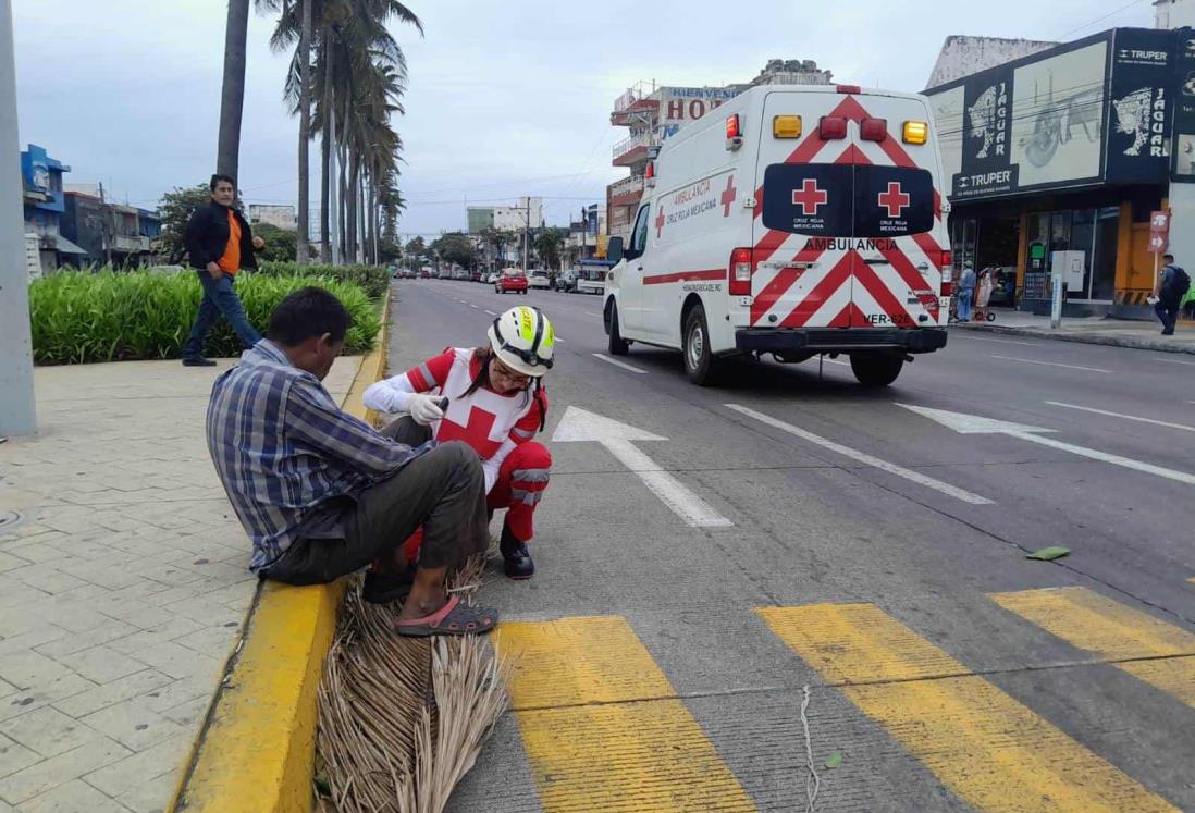 Taxista huye al atropellar a hombre en el centro de Veracruz