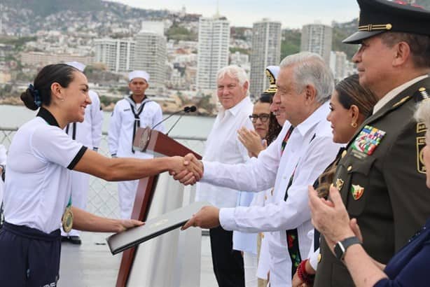 AMLO conmemora Día de la Armada con homenaje a marinos que perdieron la vida por Otis