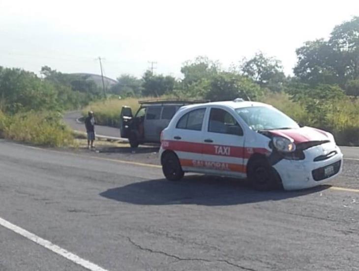 Choca camioneta contra taxi en Rinconada, Veracruz