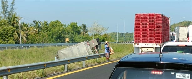 Vuelca tráiler antes de llegar a caseta de La Antigua, en Veracruz