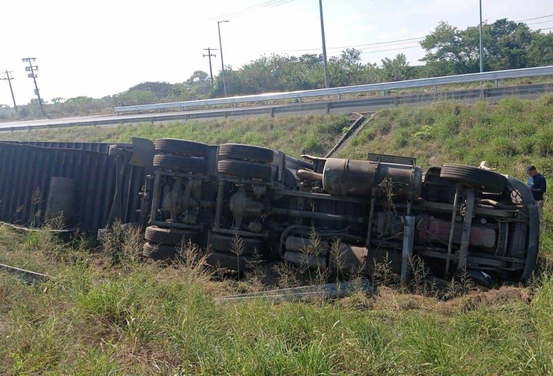 Vuelca tráiler antes de llegar a caseta de La Antigua, en Veracruz