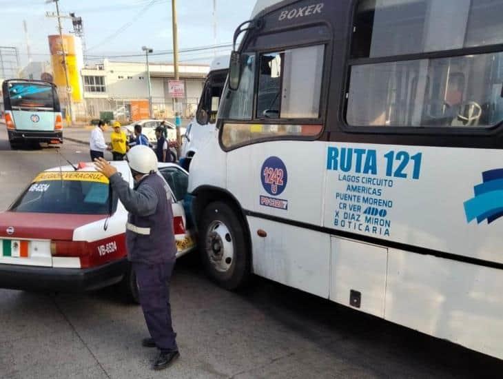 Taxi en Boca del Río fue impactado por camión de pasajeros