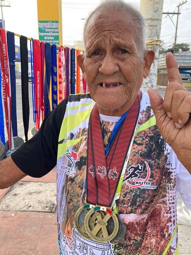 Atleta veracruzano de 84 años botea en las calles para competir en Suecia