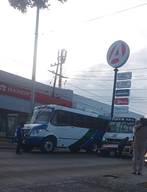 Taxi en Boca del Río fue impactado por camión de pasajeros