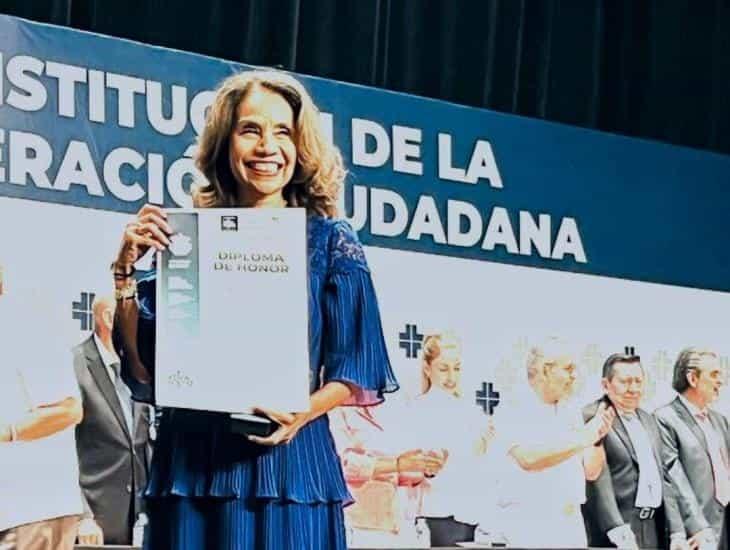 Ivonne Moreno Uscanga recibe el reconocimiento Superación Ciudadana, Rubro Cultural