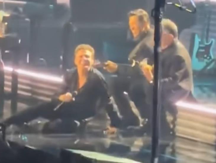 El Sol de México, Luis Miguel cae en concierto, pero sigue con el espectáculo