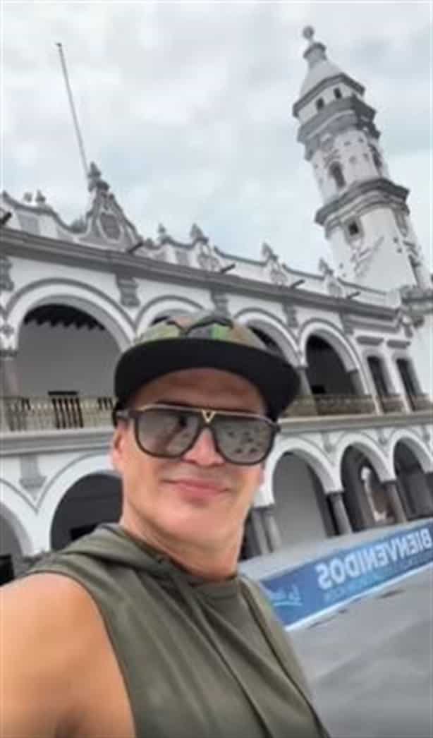 Actor Julio Camejo visita Zócalo, Malecón y el Güero-Güera de Veracruz | VIDEO