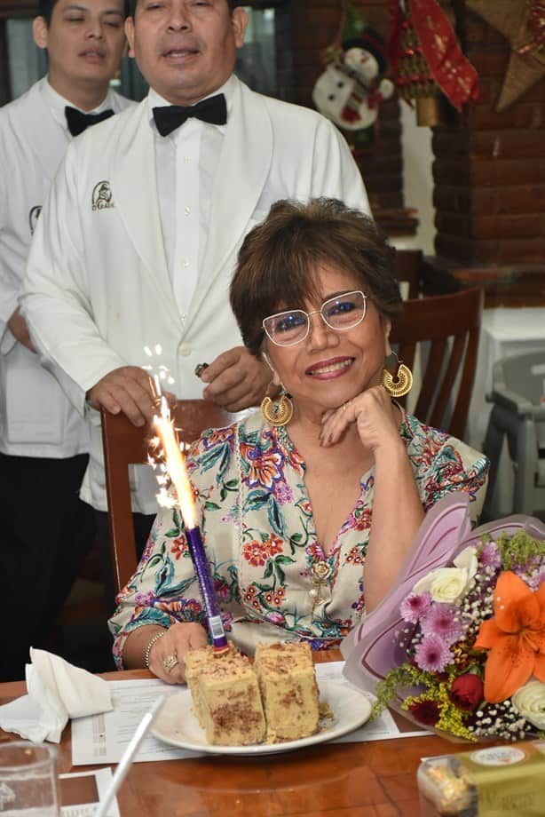 Rosy Valencia recibe parabienes de parte de sus amigos