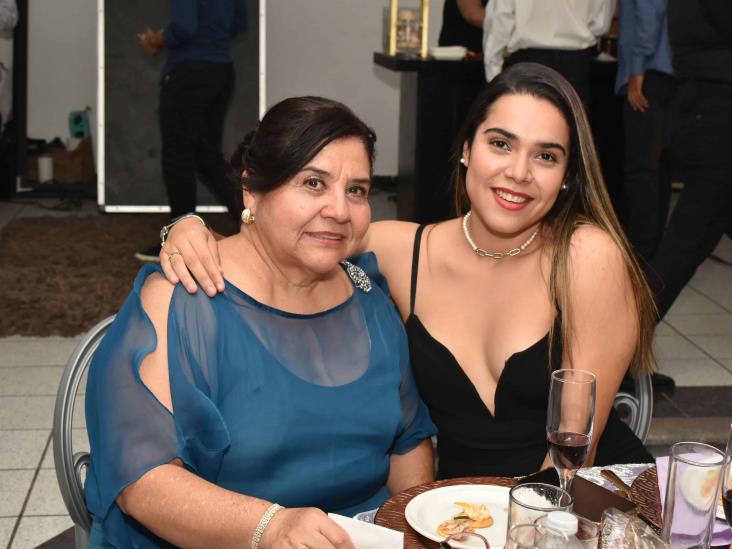 Zaira Ivette Enríquez disfruta fiesta de XV años