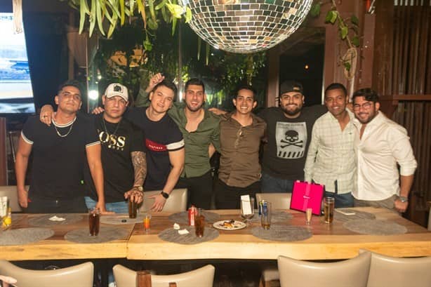 Sergio Celis Esquivel disfruta en íntima cena