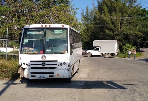 Chocan por alcance autobús y camioneta en Misantla