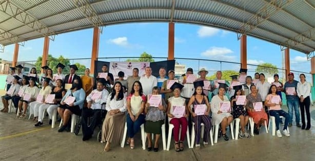 Culminan sus estudios hombres y mujeres del IVEA en Puente Nacional