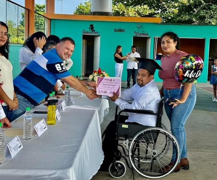 Culminan sus estudios hombres y mujeres del IVEA en Puente Nacional