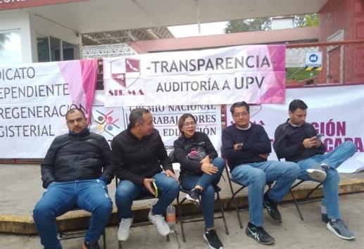 Integrantes del Sindicato Magisterial toman la SEV; piden agilizar trámites de adscripción
