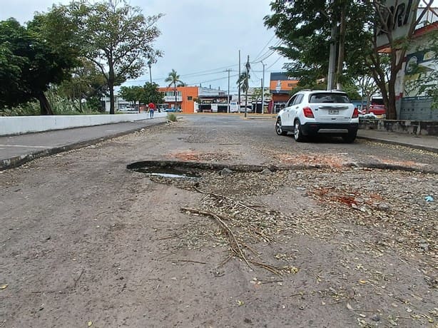 Alertan sobre baches gigantes al costado de la Laguna Malibrán