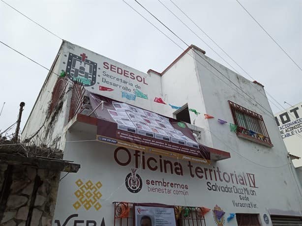 Colocan lonas de personas desaparecidas en auditorio de Veracruz