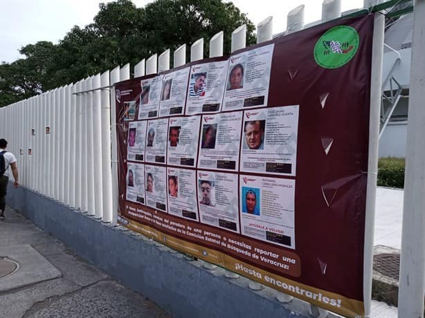 Colocan lonas de personas desaparecidas en auditorio de Veracruz