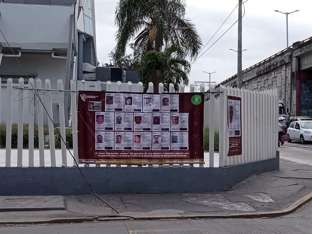 Colocan lonas de personas desaparecidas en auditorio de Veracruz