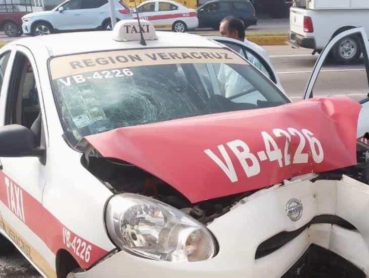 Se impactan dos taxis en Veracruz y arrollan una canasta de volovanes